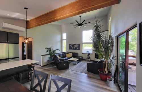 Ronald House | Brand new charming 3-bedroom house in marvelous Ronald with WiFi, AC, hot tub.