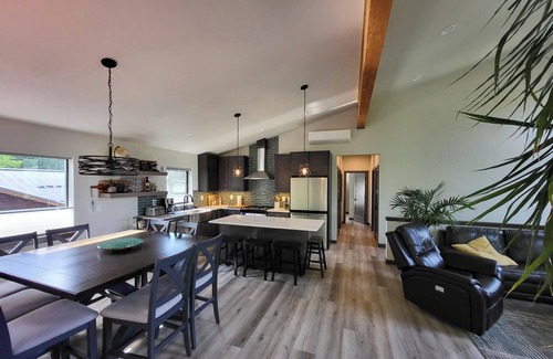 Ronald House | Brand new charming 3-bedroom house in marvelous Ronald with WiFi, AC, hot tub.