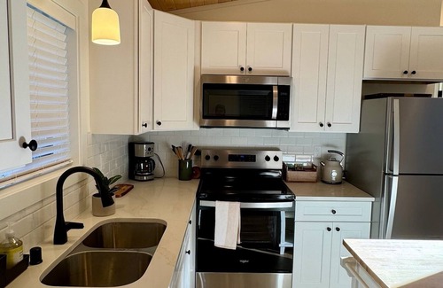 Hayhurst House | BRAND NEW Charming and private Backyard ADU 1-bedroom, 1-Bath w/Tesla Charger