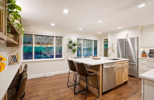 Alta Vista Area Apartment | BRAND NEW CO Classic-Fire Pit/2 Kings/Pet Friendly