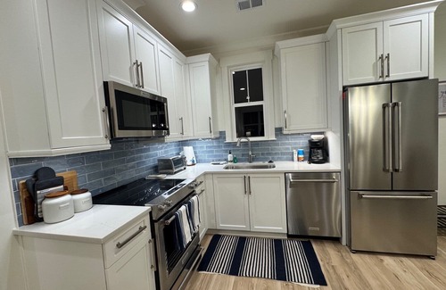 Davidson House | Brand new detached apartment over Garage in Davidson 3 blocks from Main Street