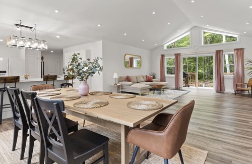 Huntsville Cottage | Brand New Fun-Packed Muskoka Cottage with a Hot Tub near River