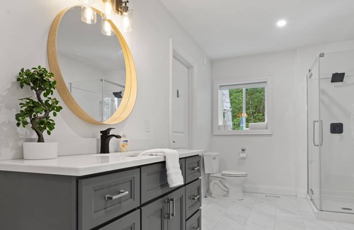 Huntsville Cottage | Brand New Fun-Packed Muskoka Cottage with a Hot Tub near River