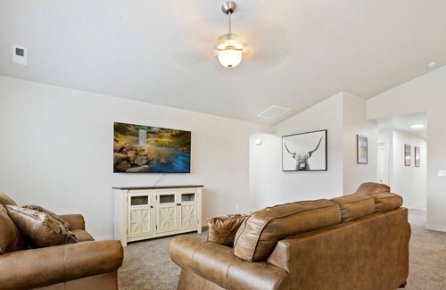 Kuna House | Brand New Home! Sleeps up to 8! Purple mattresses!