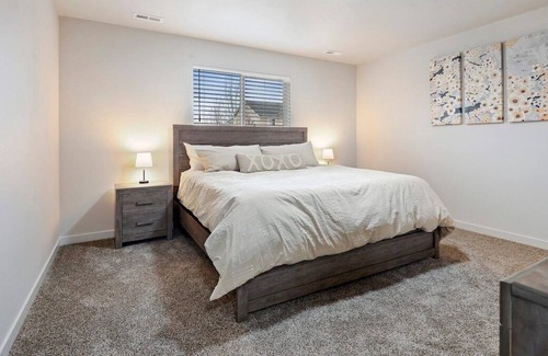 Kuna House | Brand New Home! Sleeps up to 8! Purple mattresses!