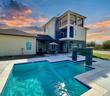 Red Rock House | Brand new house 3 floors 8 bedrooms
