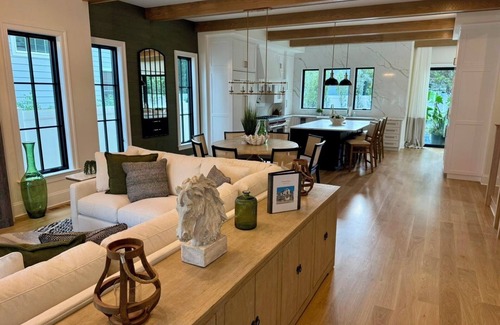 The Pines House | Brand New Luxury oasis -weekly rates!