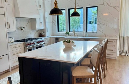 The Pines House | Brand New Luxury oasis -weekly rates!