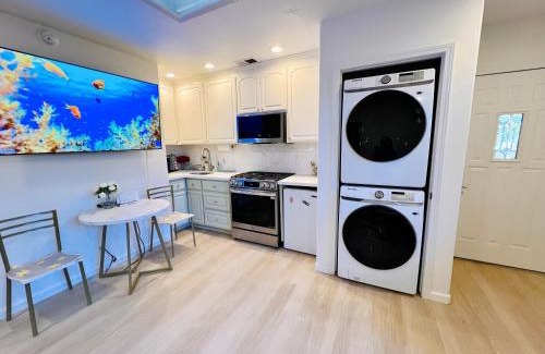 Suburban Park - Lorelei Manor - Flood Park Triangle House | Brand-new luxurious guesthouse with king bed in MPK, 1mi to Meta, 3mi to Stanford