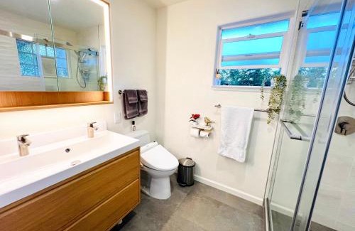 Suburban Park - Lorelei Manor - Flood Park Triangle House | Brand-new luxurious guesthouse with king bed in MPK, 1mi to Meta, 3mi to Stanford