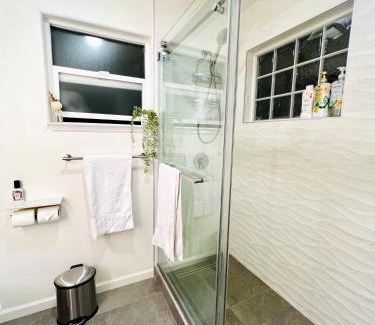 Suburban Park - Lorelei Manor - Flood Park Triangle House | Brand-new luxurious guesthouse with king bed in MPK, 1mi to Meta, 3mi to Stanford