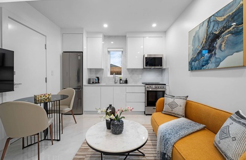 West Side House | BRAND NEW Luxury 2 Bedroom Laneway House