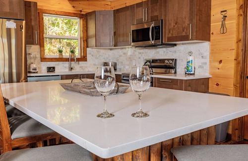 Gatlinburg Cabin | Brand NEW Luxury 5/5.5 Cabin! Great Mountain View, Indoor Pool, Fireplace.