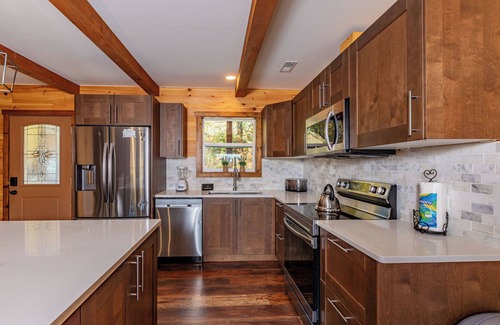 Gatlinburg Cabin | Brand NEW Luxury 5/5.5 Cabin! Great Mountain View, Indoor Pool, Fireplace.