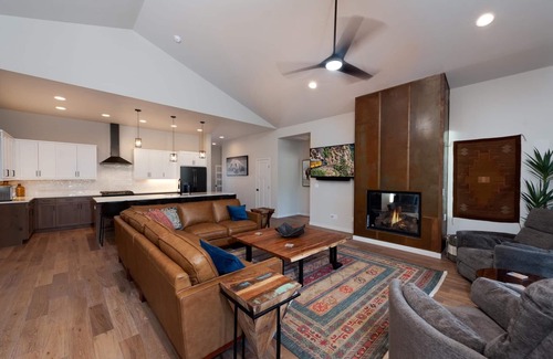 Trimble House | Brand New Luxury Home 12 min. to Durango - AC - Hot Tub/Fire Pit - Mtn. Views