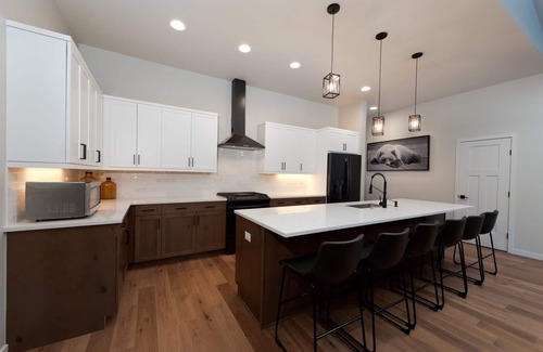 Trimble House | Brand New Luxury Home 12 min. to Durango - AC - Hot Tub/Fire Pit - Mtn. Views