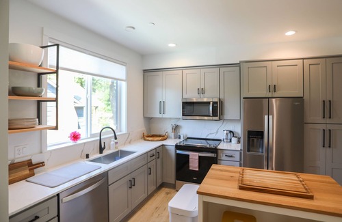 Eastsound Apartment | Brand New Madrona Suites #3 Modern 3 bedroom in the heart of Orcas Island