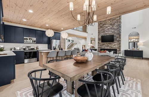 Pittman Center Cabin | Brand New Modern Creekside Cabin 5-bdrm 5-Bath/Pool/HotTub
