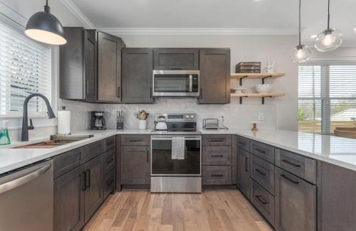 Travelers Rest House | Brand New Modern House - Walk to Main Street