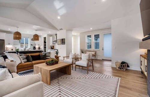Windsor House | BRAND NEW POOL Luxury 4 bd, 7 min to Healdsburg!