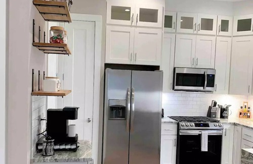 Hayes House | BRAND NEW!! Quiet, Modern, Minimalist, 5 ⭐️’s