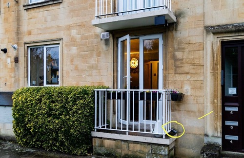 Bath Apartment | Brand new refurbished cosy apartment in Bath w/parking space! 20' walk to town