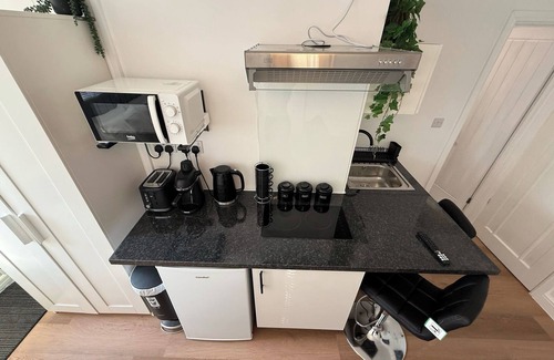 Woodley Apartment | Brand New Renovated- Free Parking- Garden- SmartTV