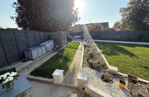 Woodley Apartment | Brand New Renovated- Free Parking- Garden- SmartTV
