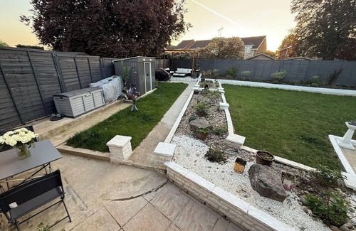 Woodley Apartment | Brand New Renovated- Free Parking- Garden- SmartTV