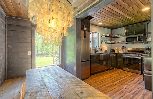 Morganton Cabin | BRAND NEW! Romantic bungalow w/hot tub- minutes from downtown Blue Ridge