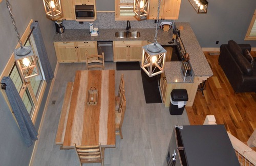 Gatlinburg - Pigeon Forge Ski Chalet | BRAND-NEW!! RUSTIC CHALET - GAME ROOM, HOT TUB, PRIVATE LOT - 8 MINS TO PARKWAY!