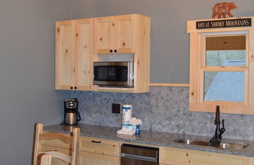 Gatlinburg - Pigeon Forge Ski Chalet | BRAND-NEW!! RUSTIC CHALET - GAME ROOM, HOT TUB, PRIVATE LOT - 8 MINS TO PARKWAY!