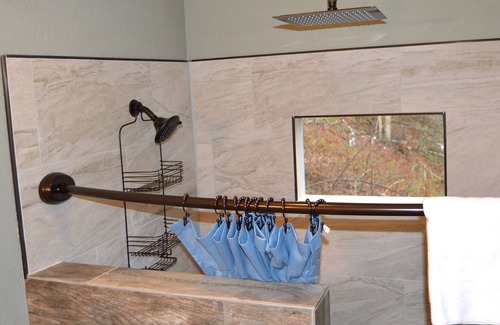 Gatlinburg - Pigeon Forge Ski Chalet | BRAND-NEW!! RUSTIC CHALET - GAME ROOM, HOT TUB, PRIVATE LOT - 8 MINS TO PARKWAY!
