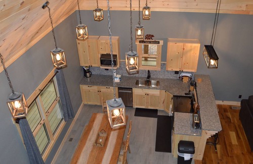 Gatlinburg - Pigeon Forge Ski Chalet | BRAND-NEW!! RUSTIC CHALET - GAME ROOM, HOT TUB, PRIVATE LOT - 8 MINS TO PARKWAY!