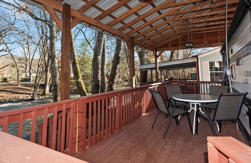 Cherokee RV Rental | Brand New RV Creekside Retreat - Walk to the GSMNP!