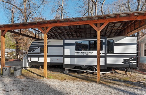 Cherokee RV Rental | Brand New RV Creekside Retreat - Walk to the GSMNP!
