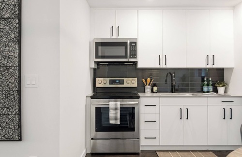 Hawthorne Hills Apartment | Brand new Seattle Children's/UW Hospital furnished 2 bed! 90 day lease min.