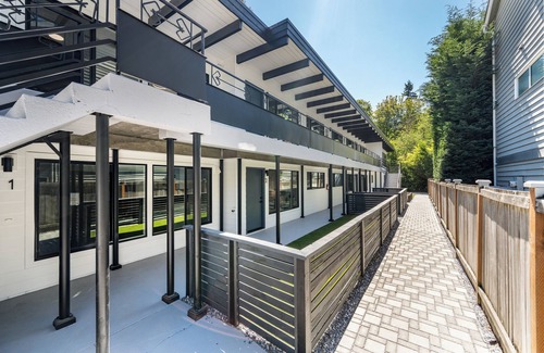 Hawthorne Hills Apartment | Brand new Seattle Children's/UW Hospital furnished 2 bed! 90 day lease min.