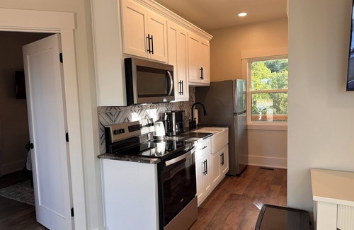 Keslers Cross Lanes Cottage | Brand New! The Cottage at Sunset Farm