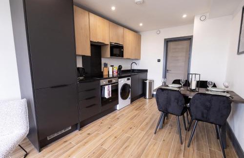 Borehamwood Apartment | Brand-New Top-Floor Flat with Stunning Balcony & Parking