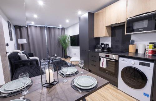 Borehamwood Apartment | Brand-New Top-Floor Flat with Stunning Balcony & Parking