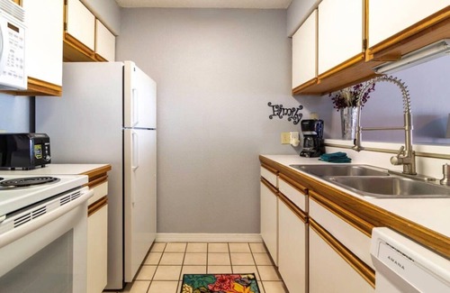 Table Rock Apartment | Branson Condo at Pointe Royale with Indoor Pool and Hot Tub on Golf Course near