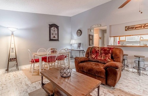 Table Rock Apartment | Branson Condo at Pointe Royale with Indoor Pool and Hot Tub on Golf Course near