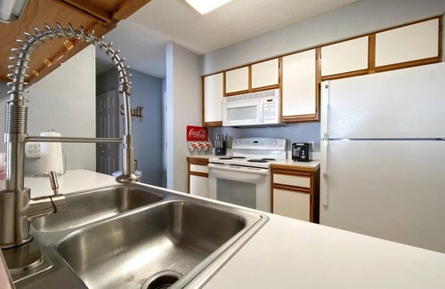 Table Rock Apartment | Branson Condo at Pointe Royale with Indoor Pool and Hot Tub on Golf Course near