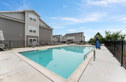 Branson Apartment | Branson Seasons Luxury Condo Pets Pool Grill Game Room Balcony