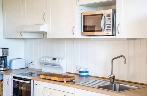 Breamlea House | BRE001 · Blissful Blue: Charming Beach Shack in Breamlea