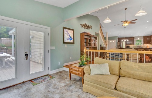 Moneta House | Break Away - sleeps 12, kayaks, SUP's fire pit, games galore! Great for kids and adults!