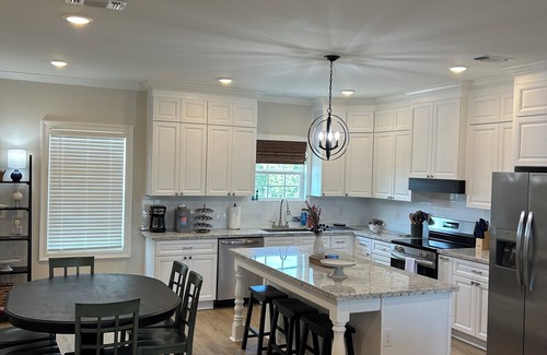 Shoreline Park House | Bream Street retreat. New home in BSL on the water with boat launch. Sleeps 10.