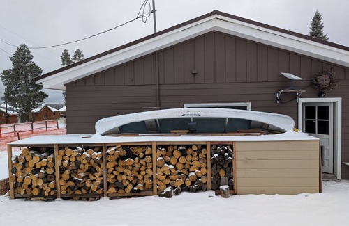 Foxpark House | Breath in the crisp mountain air and share the beauty with your entire group!