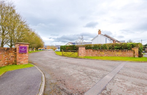 Mollington House | Breathtaking 2 bed property with parking close to Chester Racecourse!